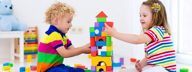 11 juguetes de inspiración Montessori imprescindibles para promover el desarrollo cognitivo y motor de los niños