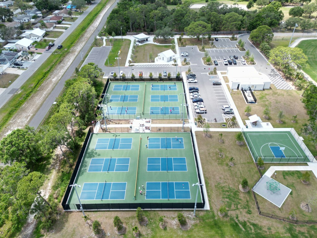 Las canchas de tenis están transformándose en canchas de pickleball. Y no se debe solo a que sea un deporte divertido