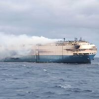 El barco cargado de coches de lujo Felicity Ace sigue ardiendo: las baterías de iones litio complican el rescate 