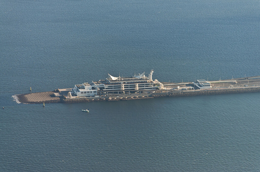 La historia del aparcamiento flotante de Tokio, una gigantesca estructura enclavada en medio de la bahía