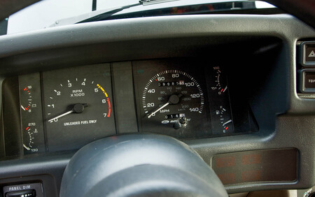 Cuadro de instrumentos original en un Mustang Fox Body