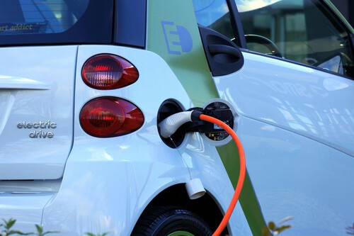 crise no mercado automotivo francês leasing social carro elétrico queda vendas. Imagem: Foto de Mike Bird: https://www.pexels.com/pt-br/foto/bico-de-gasolina-branco-e-laranja-110844/