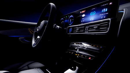 El Mercedes-Benz EQC desvela algunos de sus secretos en varios teasers, 'pantallón' digital incluido