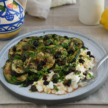 Mi arma secreta contra la pereza en la cocina: esta receta de calabacín y queso fresco que huele y sabe a verano 