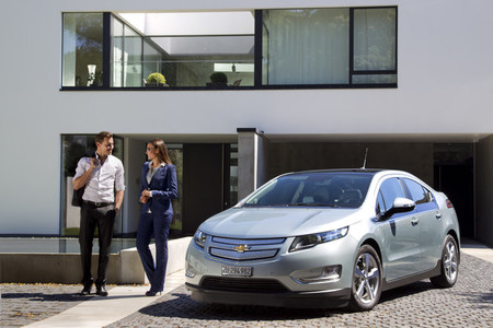 Mientras la gasolina se pone por las nubes, resulta que dos Chevrolet Volt en casa dan la felicidad