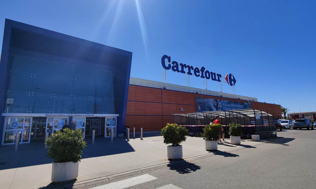 Liquidación en Carrefour: este set de mesa, sillas y parasol es perfecto para disfrutar del verano en terrazas pequeñas