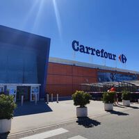 Liquidación en Carrefour: este set de mesa, sillas y parasol es perfecto para disfrutar del verano en terrazas pequeñas