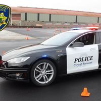 Este Tesla Model S de policía en California se quedó sin batería en el mejor momento: en plena persecución