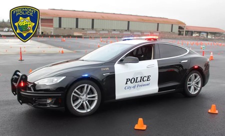 Este Tesla Model S de policía en California se quedó sin batería en el mejor momento: en plena persecución