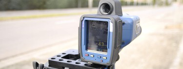 Un radar oculto en la calle más peligrosa de Boadilla está friendo a multas y dejando sin puntos en el carné a los residentes famosos de urbanizaciones pijas de Madrid 