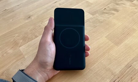 バッテリーは手にぴったりフィットしますが、300グラムの重さは目立ちます。