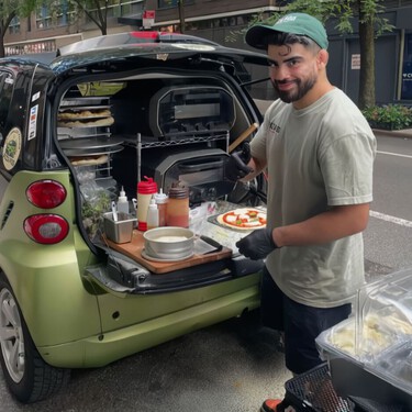 Tras ser despedido, este chef neoyorquino ha convertido su diminuto coche Smart en la pizzería más pequeña del mundo 