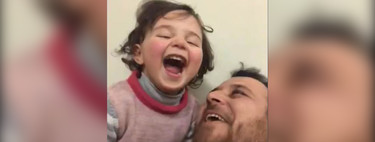 Amor de padre: en medio de un bombardeo, enseña a su hija a reír y así evitar que la pequeña tenga miedo