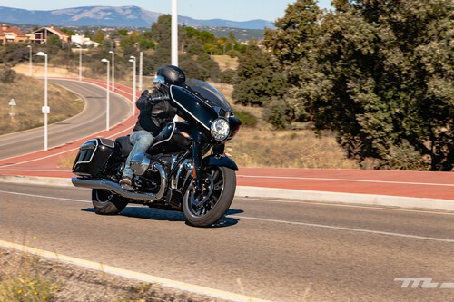 Probamos la BMW R 18 B: el estilo bagger alemán es un enorme sofá de aire clásico cargado de gadgets