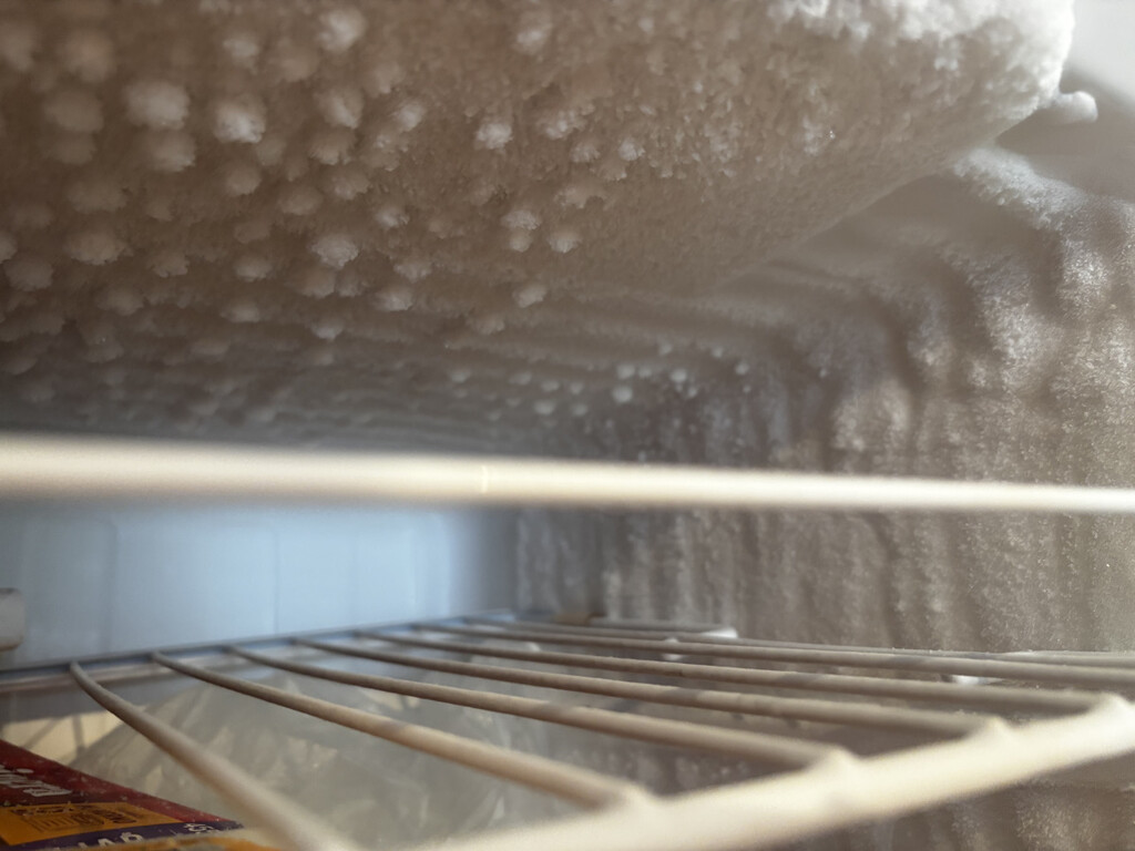 Despídete del hielo que se acumula en el congelador: este truco con papel de aluminio es una maravilla 