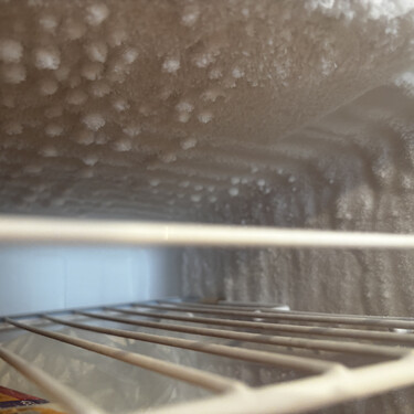 Adiós al hielo que se forma en el congelador: así es el truco del papel de aluminio