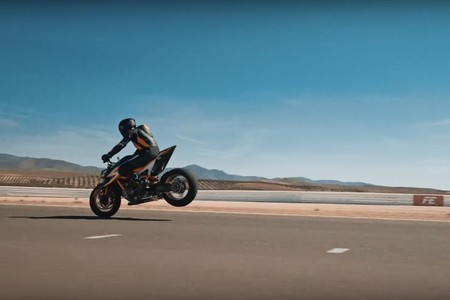 La bestial KTM Super Duke R por fin se deja ver en un cuarto teaser con una imagen radical y muy compacta