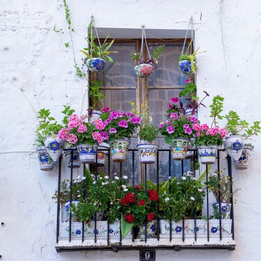 Cómo llenar el balcón de flores esta primavera sin perder hueco ni espacio en el suelo