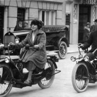 Hace 100 años, los americanos quisieron reinventar la moto… Y casi les salió el coche más surrealista de la historia 