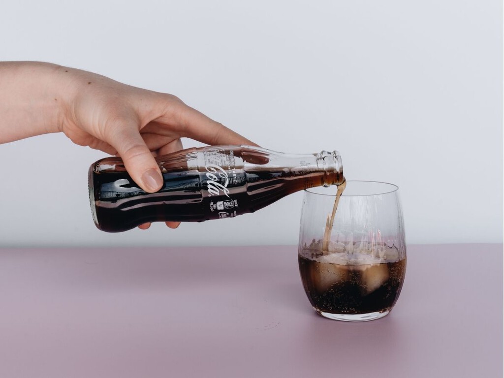 Coca-Cola elige España para estrenar en Europa su nueva imagen mundial: así es el renovado diseño que llega a latas, botellas y publicidad