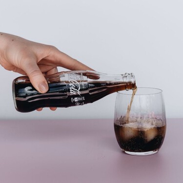 Coca-Cola elige España para estrenar en Europa su nueva imagen mundial: así es el renovado diseño que llega a latas, botellas y publicidad