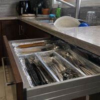Forrar los cajones con papel de aluminio parece raro, pero tiene más sentido del que imaginas