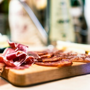 El manjar ibérico que no puede faltar en nuestra mesa a la hora del aperitivo: viene directamente desde Jabugo y no es jamón