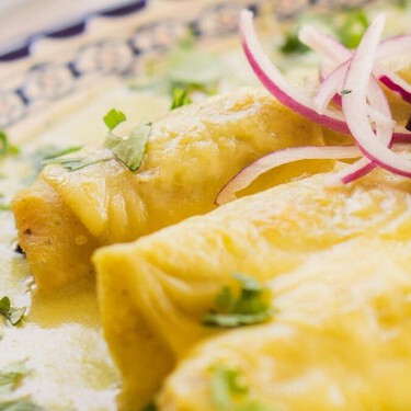 Aquí están los trucos de la abuela para que las enchiladas verdes no queden aguadas ni se rompan