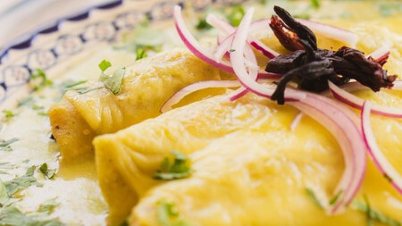 Aquí están los trucos de la abuela para que las enchiladas verdes no queden aguadas ni se rompan
