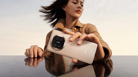 Huawei Mate X5 Light Gold Lifestyle Xs