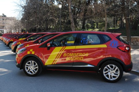 Los Bomberos del Ayuntamiento de Madrid aparcan el camión para moverse en Renault Captur