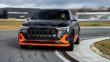 Audi E-Tron S en curva