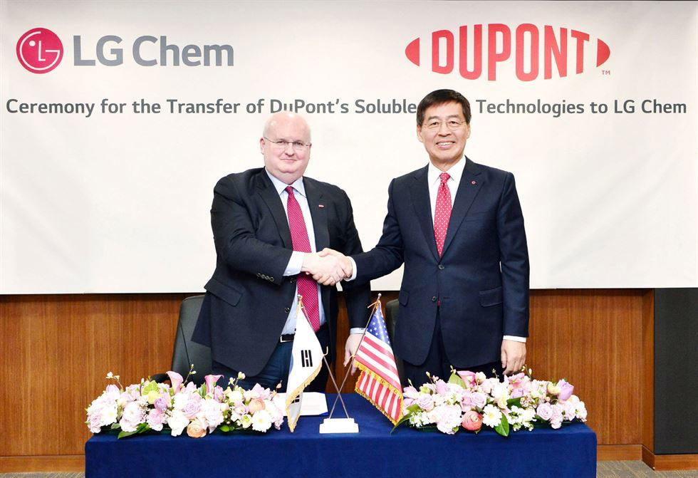 LG quiere empezar a producir paneles OLED impresos más grandes y baratos y para ello se hace con el negocio de DuPont 