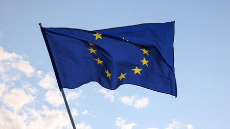 Montadoras internacionais agora precisam gerenciar estratégias diferenciadas: veículos elétricos acelerados na China, híbridos reforçados na América do Norte e ajustes graduais na Europa