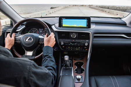 Lexus RX450h 2020 conduciendo