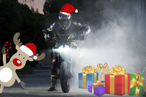 Nueve ideas de regalos para un amante de las motos al alcance de (casi) todos los bolsillos