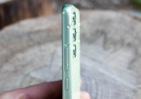 Galaxy A55のリークで見たこととは反対に、その前モデルはボタンパネルが側面から分離されていません