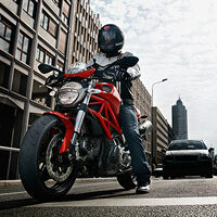 Los motoristas británicos están divididos por algo que los españoles llevamos usando años: las motos y los carriles bus 