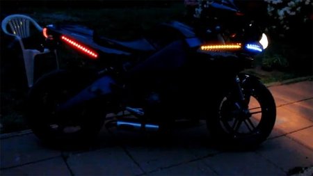 Convierte tu moto en un árbol de navidad para que te vean
