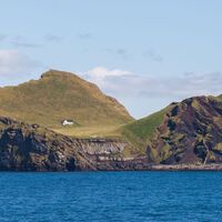 A casa mais isolada do mundo fica em uma ilha minúscula que só pode ser alcançada saltando de um barco para um penhasco íngreme 