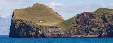 A casa mais isolada do mundo fica em uma ilha minúscula que só pode ser alcançada saltando de um barco para um penhasco íngreme 