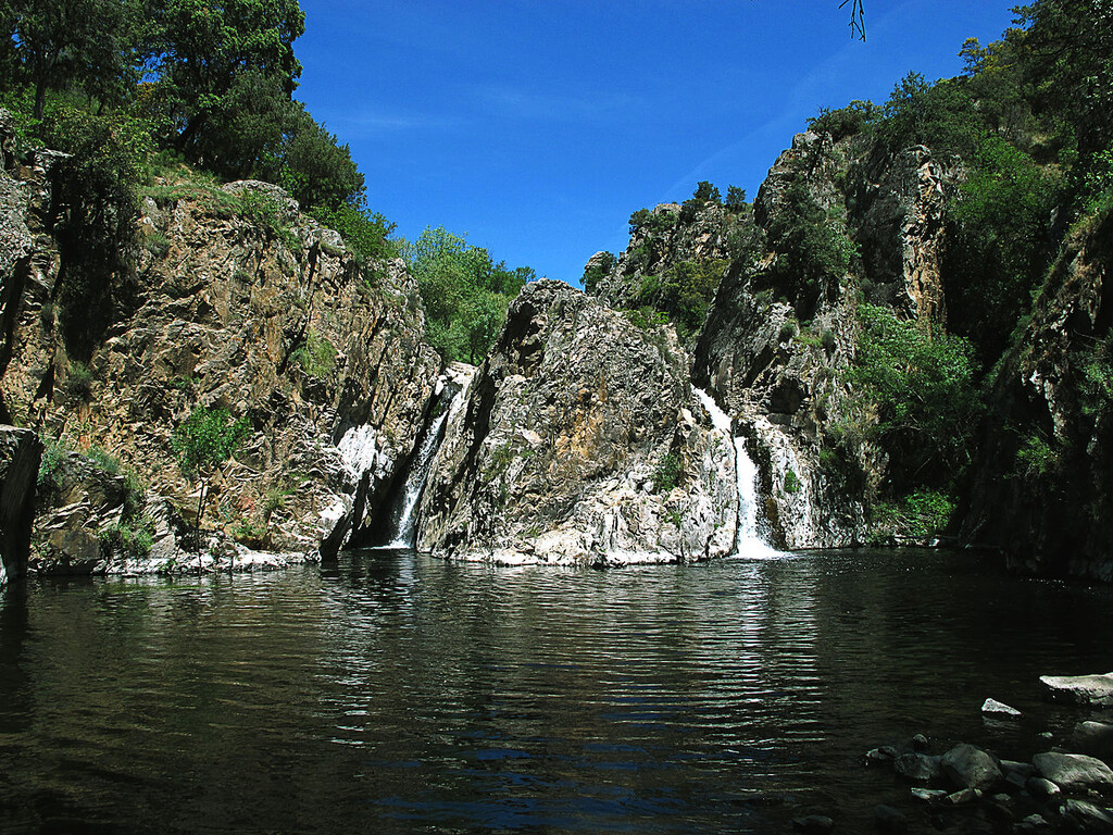 La ruta de senderismo ideal para escapar del calor en Madrid: un paraíso natural con cascadas y pozas cristalinas 