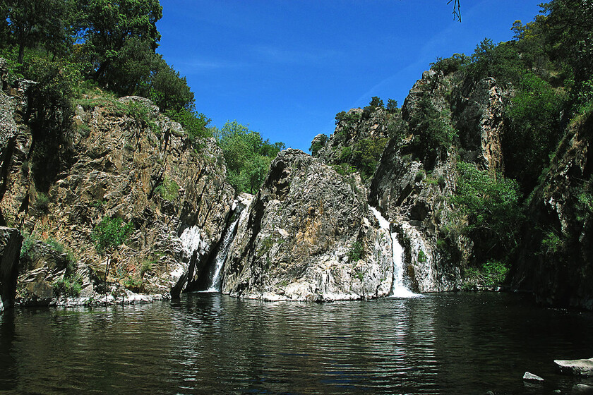 La ruta de senderismo ideal para escapar del calor en Madrid: un paraíso natural con cascadas y pozas cristalinas