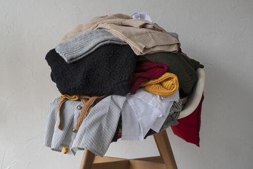 Ropa amontonada encima de una silla