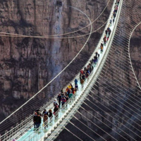 El puente de cristal más grande del mundo ya provoca vértigo en China