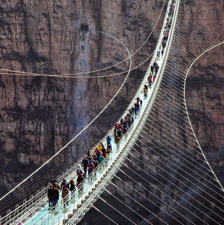El puente de cristal más grande del mundo ya provoca vértigo en China
