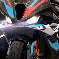 BMW quiere revolucionar los intermitentes de moto: vendrán integrados en los alerones y tendrán luces diurnas