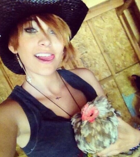 Paris Jackson sale de <em>rehab</em> hecha un solete
