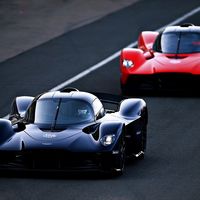 El Aston Martin Valkyrie se deja ver estirando las piernas en Silverstone