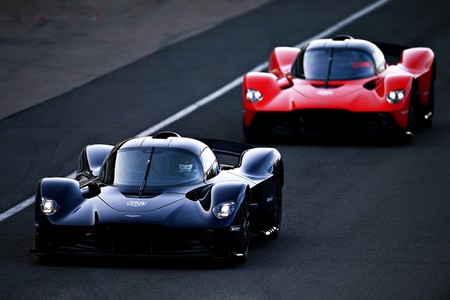 El Aston Martin Valkyrie se deja ver estirando las piernas en Silverstone